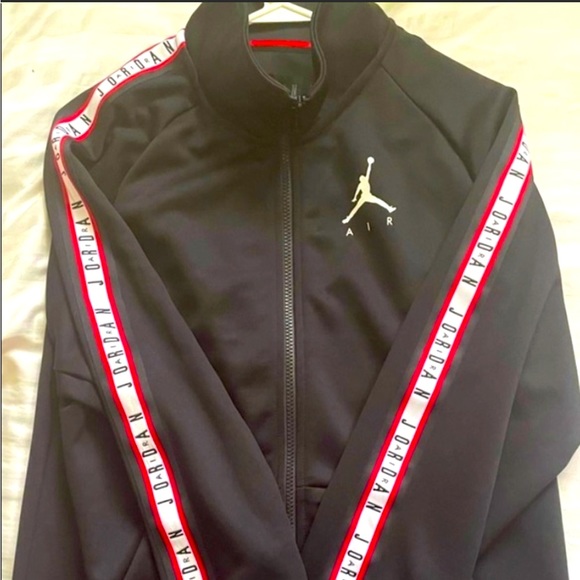 Mens Jordan zip up sweater (can fit a woman’s M/L) - Picture 2 of 2